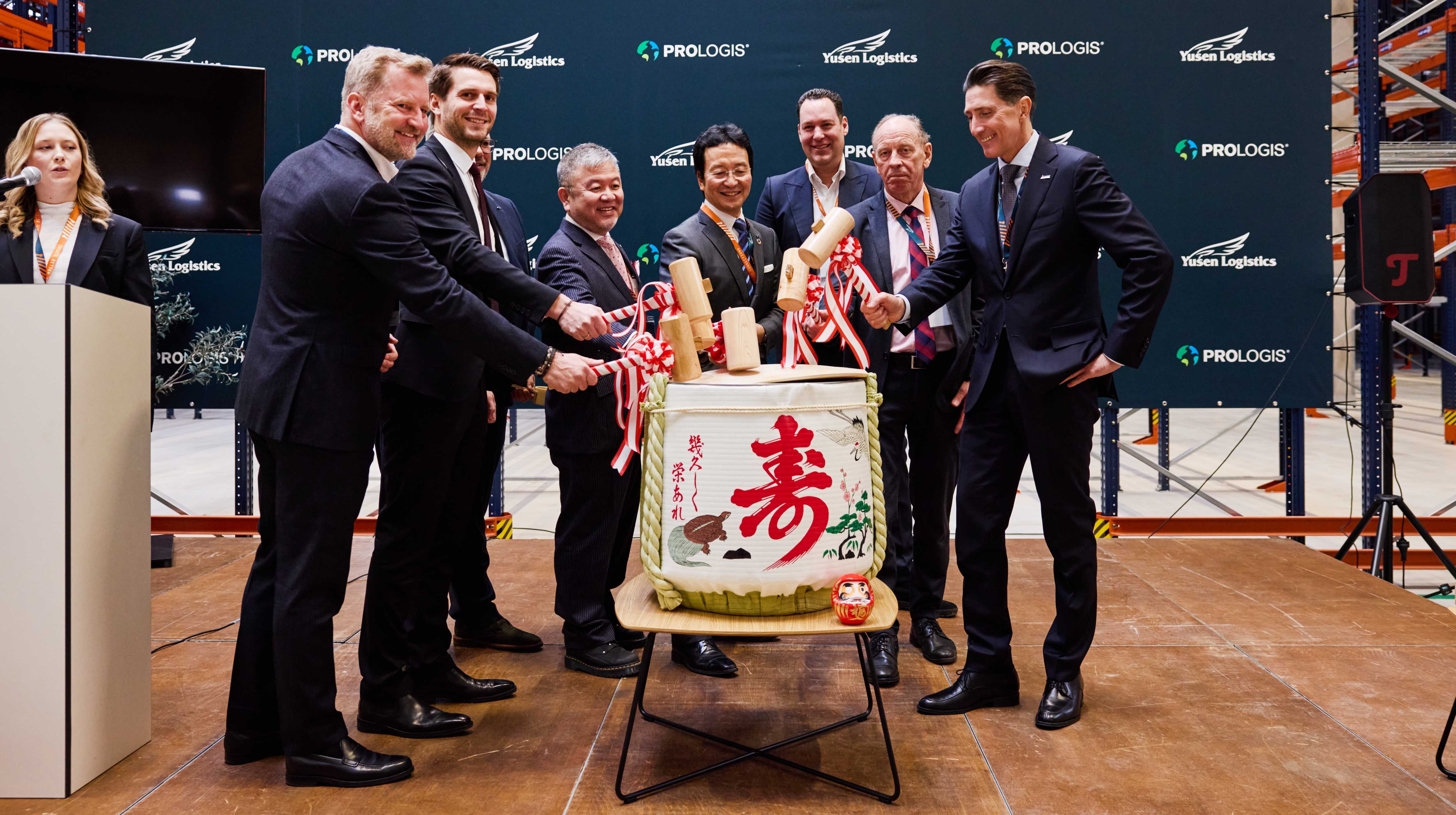 Eröffnung Logistikzentrum Bottrop: Sake-Fass-Zeremonie 