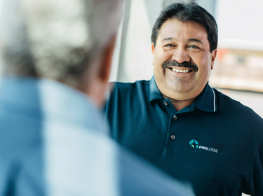 Lächelnder Mann in einem Prologis-Poloshirt